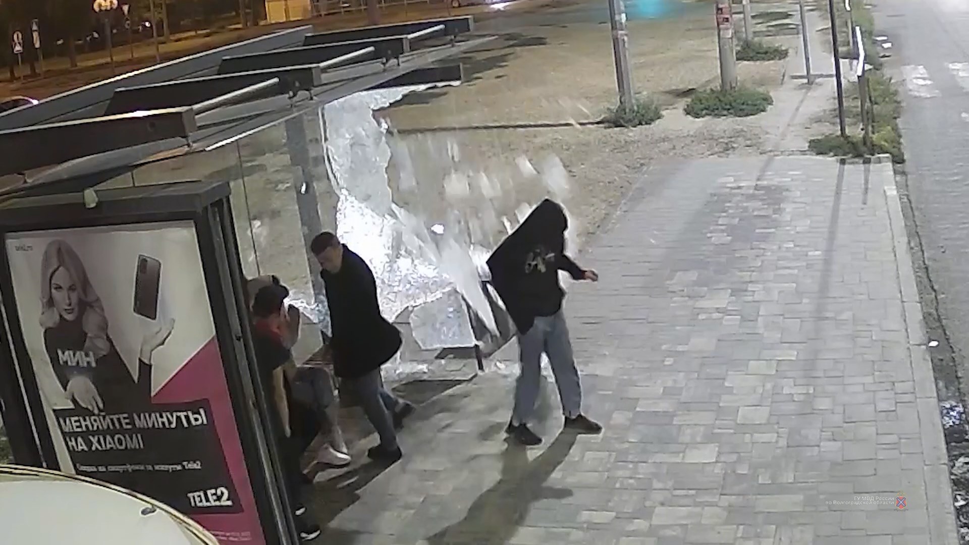 В Волгограде ранее судимый мужчина разнес стекло остановки в дребезги 